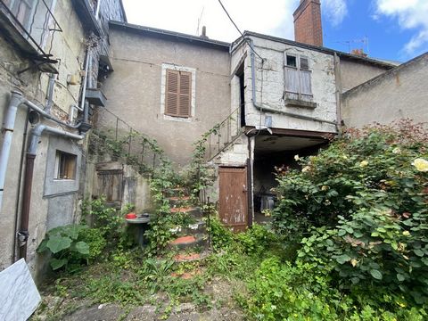 Dans un écrin de verdure à deux pas de la Place Sainte Anne, un ensemble immobilier à rénover entièrement composé : En façade sur la rue : un porche pour accéder au jardin, un local anciennement à usage commercial avec plusieurs pièces à l'étage. En ...