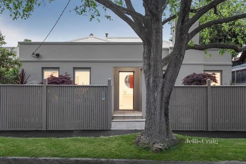 En una posición tranquila en una de las calles arboladas más elegantes de Prahran, a la vuelta de la esquina de Lumley Park, esta casa de ladrillo de doble fachada de inspiración clásica ofrece una combinación convincente de espacios de fácil manteni...