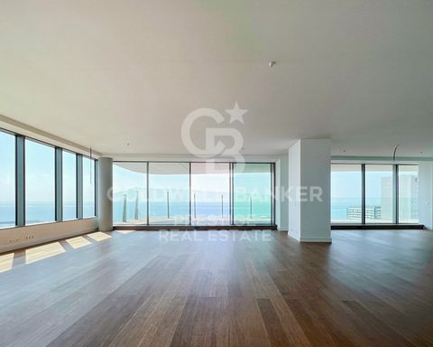 Amazing grand new flat with 2 terraces of 96 sqm and 15 m2. Located in the highest residential tower of Barcelona, and uniquely positioned on the shoreline in Diagonal Mar district. This impeccably designed residence is awash with natural light due t...