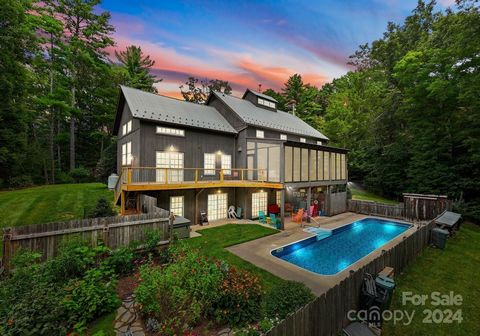 Dieses ERSTAUNLICHE HAUS ist ein maßgeschneidertes Haus mit einem Eigentümer auf 4,5 Hektar mit Zugang zum See und Ihrem eigenen überdachten Bootsanleger in einer privaten Bucht. Schwimmen Sie in Ihrem eigenen Pool oder entspannen Sie sich in Ihrem W...