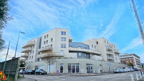 Situé dans une résidence de 2017 bel appartement situé dans un quartier calme et agréable. Cet appartement dispose d'un séjour convivial, d'une cuisine semi-ouverte ouvrant sur terrasse de 10m2, idéale pour partager des moments de convivialité, un ce...