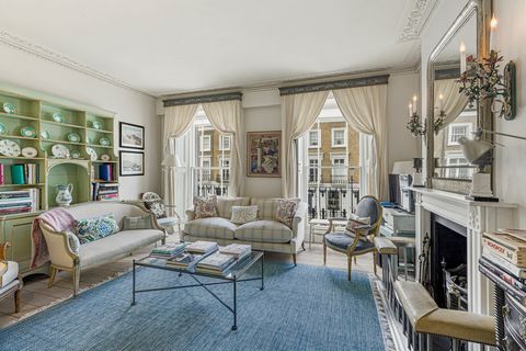 Cette belle maison de ville traditionnelle est située derrière l’une des glorieuses façades victoriennes qui font la renommée de Chelsea et comprend un appartement indépendant avec l’avantage de sa propre entrée séparée. À l’avant de la maison, au re...