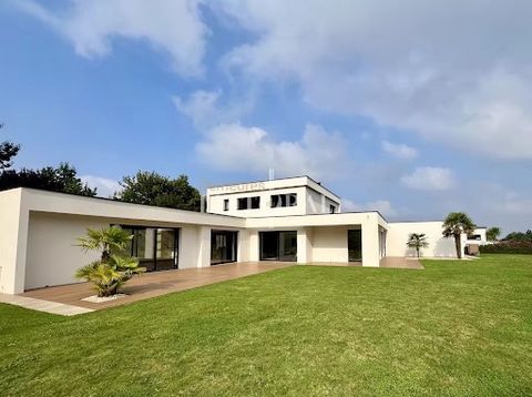 or sale: a large contemporary villa of 243 m², built in 2019 with high-quality materials, on a 3000 m² plot of land with no overlooking neighbors. This spacious and well-designed home features, on the ground floor, an entrance hall with closets, a la...