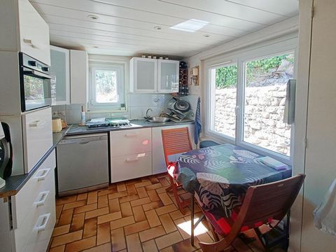 A vendre maison de 55m2 carrez et 70 m2 surface totale sur un terrain de 4390 m2. Dans un cadre paisible en campagne, venez découvrir cette jolie maison atypique avec ses 2 mezzanines et sa vue exceptionnelle sur la campagne. Cuisine équipée, 1 chamb...