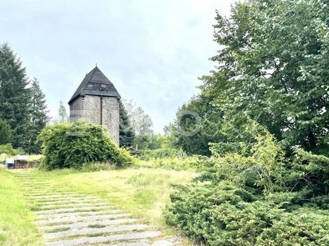 Das Grundstück der alten Fahrländer Mühle erstreckt sich über eine Fläche von 40 Metern Länge und 25 Metern Breite. Rückwärtig zur Mühle nimmt das Grundstück eine kreisförmige Gestalt an, mit einem Radius von 15 Metern um das Gebäude. Diese einzigart...