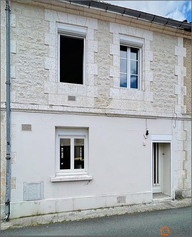 Idéal premier achat ou investisseur - Limitrophe Angoulême, quartier Les Planes à St Yrieix, dans une impasse à proximité des écoles, des commodités et arrêt de bus, venez découvrir cette charmante maison de ville en pierre. Composée de deux entrées,...