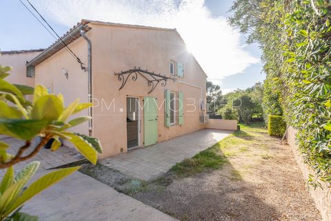 Architecture des années 80 pour cette maison située au cœur du quartier de la Pouche-Les Aubagnens à Allauch, d'une superficie de 91 m2 habitables (dont 61 m2 en loi Carrez) en type 3, qui profite de 2 terrasses et d'un jardin végétalisé de 175 m2 au...