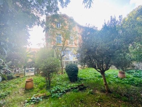 In Montpellier -34000 near the city center, come and discover this 19th century mansion, at the price of 1000,000 euros, the agency fees are paid by the seller. It is surrounded by greenery, the environment is quiet and privileged, close to the main ...