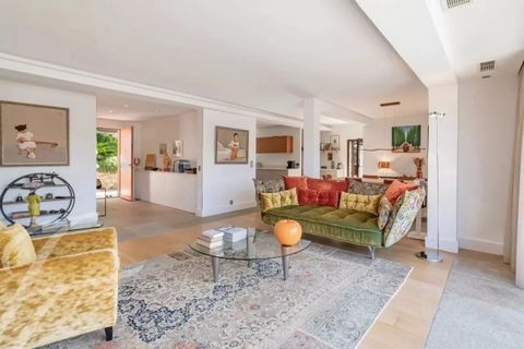 Located just 1 km from the village of Mougins, renowned for its art galleries and gastronomic restaurants, this villa, nearby the Pablo Picasso property, enjoys a residential setting in the highly sought-after area of La Chapelle Notre-Dame-de-vie. T...