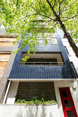 Come discover this early modernist five and a half story building on 49th St located between 2nd and 3rd Avenues. Designed by architect Morris Sanders and completed in 1935 to be used as his live-work space, this lovely and highly praised building wa...