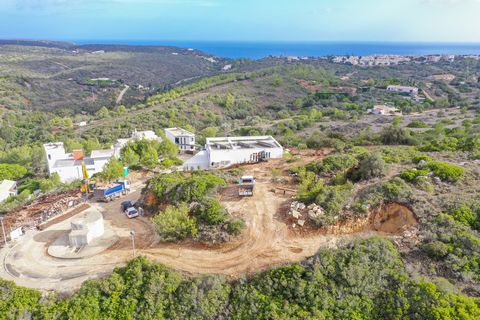 This plot of land of 1120m2 sits on the top of a small development in Salema village, an ideal opportunity for those wanting to design and build their own villa, with potential to build up to 490m2. Located only a 5 minute drive from Salema village a...