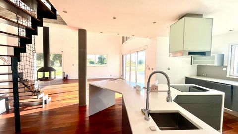 (en exclusivité),..Maison contemporaine aux lignes épurées avec piscine d'une surface habitable de 173 m² comprenant: entrée, pièce à vivre 75 m² avec cheminée suspendue donnant sur terrasse, cuisine ouverte aménagée et équipée, cellier, deux chambre...