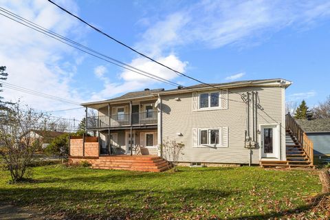 Schöne Maisonette, immer gut gepflegt, in Les Cèdres in Montérégie gelegen, ideale Lage in einer sehr ruhigen Wohngegend und gleichzeitig Zugang zu allen Dienstleistungen und Annehmlichkeiten, Parks und Schulen. Das Gebäude besteht aus 2 x 5 1/2, die...