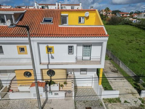 Entdecken Sie diese exklusive Villa, eingebettet in die Ruhe der Serra da Boa Viagem, wo das Meer auf das Grün trifft und sich in der Ferne die Stadt Figueira da Foz entfaltet. Mit einem zeitgemäßen Design und geräumigen Innenräumen ist diese Villa d...