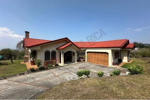 Een prachtig huis te koop in de exclusieve Residencial in San Isidro de Heredia, een gemeenschap die het comfort van het moderne leven combineert met de natuurlijke schoonheid van de omgeving. Hier heb je alle details: Grond: 3170 vierkante meterBouw...