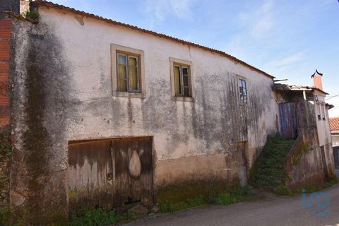 Casa em pedra de construção anterior a 1951, com 200 metros quadrados de área bruta de construção, localizada numa bonita aldeia do concelho de Miranda do Corvo. Este imóvel é para renovação total, mas tem paredes exteriores de pedra em bom estado de...