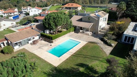 Descubra o seu refúgio dos sonhos nos arredores de Felgueiras! Apresentamos uma encantadora moradia localizada em Refontoura, ideal para quem busca tranquilidade e conforto. Com uma área total de 2.680 m², esta propriedade oferece um espaço perfeito ...