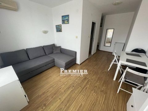 Wir bieten Ihnen eine Ein-Zimmer-Wohnung in einem geschlossenen Komplex nur wenige Meter vom Strand in Sveti Vlas entfernt. Die Wohnung befindet sich im mittleren 4. Stock und hat eine Fläche von 35qm. Voll möbliert und bereit zu leben. Der Komplex v...