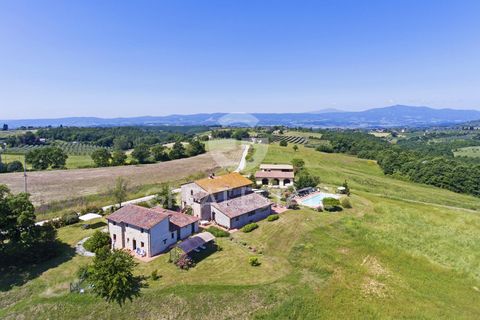 In den Hügeln Umbriens an der Grenze zur Toskana, nur 10 Minuten von Città della Pieve entfernt, liegt „Tenuta Giallo Zafferano“, wo Farben und Düfte auf die Natur treffen. Bio-Anwesen von 810 m² mit zwei Bauernhäusern (Haupt- und Nebengebäude), drei...