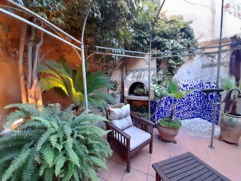 Disponible desde noviembre hasta mayo Fantastico oportunidad de vivir en una casa de lujo completamente renovada en Oliva Con vistas a una bonita plaza con un bar tienda de esquina y la iglesia esta propiedad está a menos de 5 minutos a pie del centr...