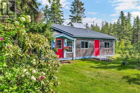 Erbaut von einem Träumer und Dichter, entwickelte sich dieses bemerkenswerte Haus zusammen mit seiner Familie und bietet einen ruhigen Blick auf die Northumberland Strait und mehrjährige Gärten, die an die englische Landschaft erinnern. Dieses Haus, ...