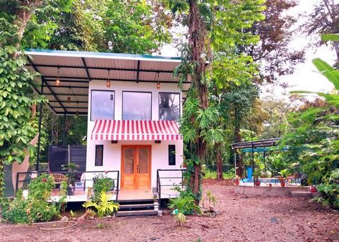 Schönes neues eineinhalbstöckiges Haus mit Bergblick und Erweiterungspotenzial Lage: Ruhige Wohngegend, 10 Autominuten vom Strand entfernt (potenzieller zukünftiger Direktzugang), eine aufstrebende Gegend, die sich ideal für Airbnb-Vermietungen eigne...