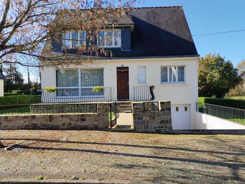 maison d'habitation de 1978 bien entretenue, lumineuse proche du centre ville dont la répartition est la suivante : sous sol complet : garage, chaufferie buanderie avec point d'eau ; au RDC surélevé : entrée, cuisine indépendante, salle à manger-salo...