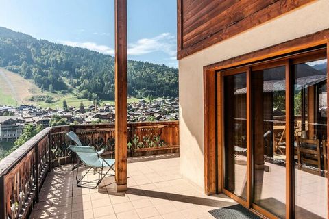 MORZINE - Mas Metoud In einem geräumigen, individuell renovierten 4-Sterne-Chalet-Apartment am Südhang von Morzine gelegen, mit herrlichem Blick auf die Pisten von Pleney und das Dorf und maximaler Sonneneinstrahlung. Geräumige Wohnung von ca. 95 m² ...