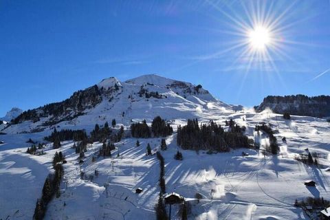 La Résidence des Roches Fleuries 2 est située à 600m du centre village et à 650m des pistes de ski que vous pourrez rapidement rejoindre en prenant l'ascenseur public des Pistes du Soleil qui vous descendra face au télésiège Chatelet! Cet appartement...