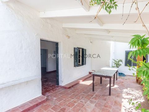 Minorcan house in Torret, a few minutes from Sant Lluís and close to the beaches of the southeast. The property, which used to be a restaurant, can be converted into a house or continue to operate as a business thanks to its licence. It maintains tra...