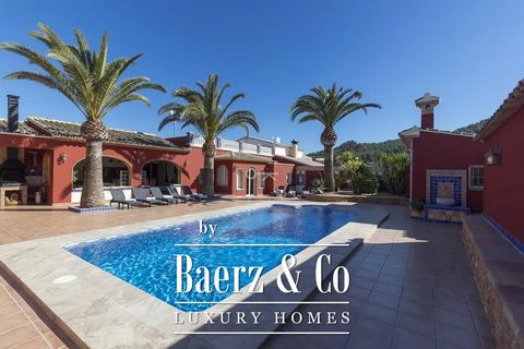 Complex of 3 holiday homes on a very large plot in the middle of the vineyards and yet only 15 minutes from the beaches of Moraira and Calpe. Proven high revenue with an established clientele. Each house has its own private pool, jacuzzi, garden and ...