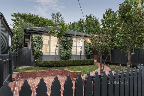 Dieses tadellose Haus mit drei Schlafzimmern und einem Arbeitszimmer und zwei Bädern auf einer Ebene wurde mit trendigem Licht renoviert und ist eine grüne Flucht aus wunderschönen Gärten auf einem tiefen 504 m² großen ca. Block. Dieses warme und ein...