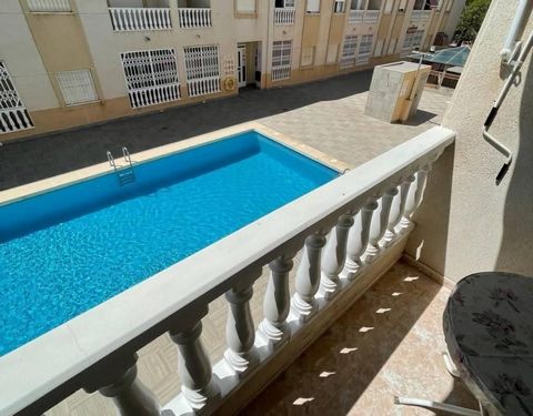 Cet appartement dans le centre de Torrevieja est une excellente option pour ceux qui recherchent un espace confortable et bien situé près de la mer. Avec un design fonctionnel et en bon état, cette propriété est prête à emménager ou à investir dans d...