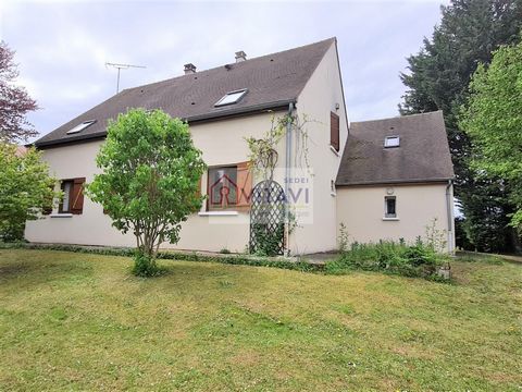 Maison familliale, indépendante au Sud de Compiègne, vivable de plain-pied avec grand jardin. 3 chambres possibilité de 5 Elle vous offre une qualitée de vie dans son environnement idéal, au calme avec ; Une entrée donnant sur un vaste double séjour ...