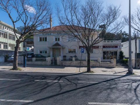 Haus in der Avenida Almirante Gago Coutinho, derzeit als Buchhandlung / Schreibwaren und Büros betrieben. Eingefügt in ein Grundstück von 1420m2 zeichnet sich diese Villa durch ihr enormes Potenzial aus. Mit einer Buchhandlung zum Verkauf an die Öffe...