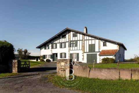 Située au calme parfait, belle ferme basque construite au XVII° d'environ 350 m² sur un terrain de près de 7.000 m². Elle comprend de belles pièces de réception et 7 chambres. La maison offre une belle vue sur la campagne et le village d'Espelette. U...