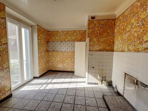 Situé à deux pas de la rue de Genève, en plein centre-ville, au calme, au premier étage sans ascenseur d'une résidence de caractère, appartement à rénover de type 2/3 pièces de 55 m2 comprenant actuellement une chambre, une salle à manger, un salon, ...