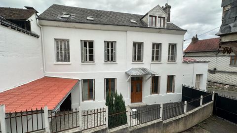 PROPRIETES-PRIVEES DU PAYS D'ELBEUF vous propose en EXCLUSIVITE cette maison du 18ème siècle . Au RDC vous découvrez une entrée principale avec son escalier d'époque en bois , un séjour avec vue sur la terrasse suivi de la cuisine et de son cellier. ...