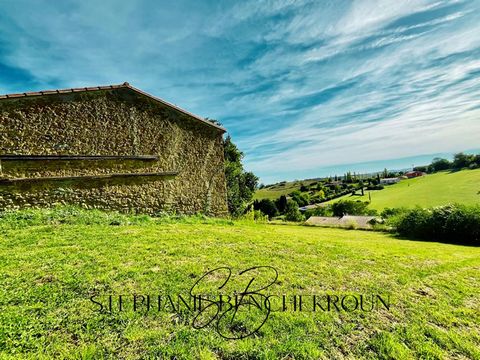 Terrain constructible 1 287 m2 avec un garage de 47 m2 environ à LAURAC. Le village se situe à environ 10min de Castelnaudary. Le terrain est hors lotissement. Vous rêvez de construire la maison de vos rêves ? Ce magnifique terrain à bâtir, situé dan...