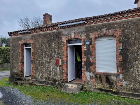 Ancienne maison avec dépendances à rénover. La maison comprend 2 pièces, avec l'extension des dépendances, le potentiel est d'environ 170 m² habitables. Compteur électrique, tout à l'égout devant la maison. Petite cour. Beau projet pour bricoleur ave...