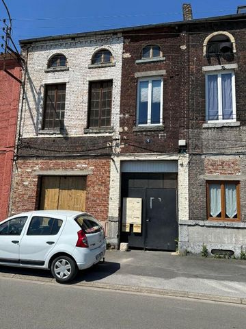 Opportunité exceptionnelle pour les investisseurs à Hautmont : lot de 3 maisons à rénover, parfait pour un projet de rénovation ambitieux. Ces maisons offrent des surfaces généreuses, avec des dimensions de 100m2, 45m2 et 45m2 respectivement, offrant...