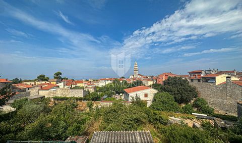 Location: Istarska županija, Vodnjan, Vodnjan. Istria, Dignano, centro Una casa indigena in fila nel cuore della città vecchia di Dignano con vista sul mare e vicino a tutti i servizi e le attrazioni. Questa vecchia casa dignano, costruita nel 1896, ...