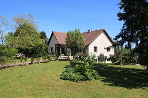 EN EXCLUSIVITÉ SUPERBE PROPRIETE A VENDRE A NAINTRÉ (86530). Cette bien exceptionnel est situé à deux pas du centre , avec toutes ces commodités ( commerces , écoles , ect ....) et dispose ce qui est rare d'un étang sur le terrain entièrement clos et...