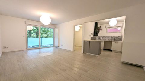 Appartement T4 avec ascenseur situé dans un immeuble récent au centre ville de Lorient à proximité immédiate des transports, gare, de l'hôpital et des commerces. Il se compose d'une entré avec placard, une cuisine ouverte aménagée et équipée, un salo...