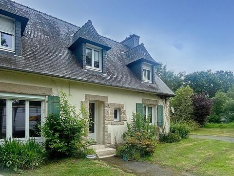 Dans un environnement paisible, cette maison néo-bretonne est idéale pour les amoureux de la nature. Au rez-de-chaussée, une entrée mène à une salle de séjour, un salon avec poêle à bois, une cuisine, une chambre, une salle d'eau avec WC, et une buan...