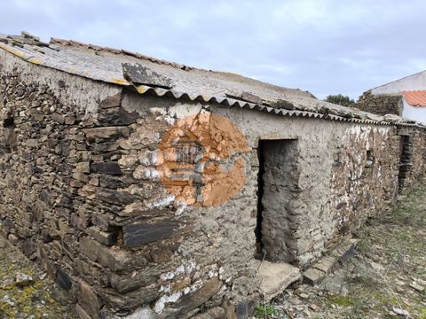 Casa de pueblo en ruinas para restaurar o reconstruir en Vale de Ebros - Conceição y Cabanas de Tavira, Algarve. Ruina de 151 m2 en piedra de esquisto en parcela de 171 m2. Situado en el corazón de la Serra de Conceição de Tavira. En el Valle de Ebro...