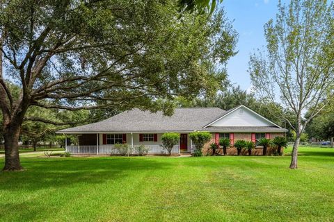 CHARMANTE maison de style ranch d’un étage, 4 chambres / 2,5 salles de bain sur deux beaux acres boisés à Richland Park ! NOUVEAU TOIT en septembre 2024. Porche couvert à l’avant et sur les côtés. Longue allée avec garage pour 3 voitures. Cuisine spa...