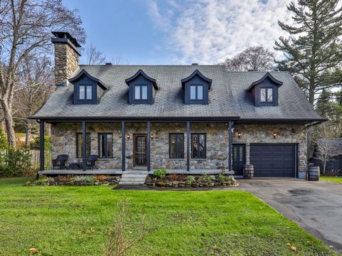 Superbe maison en pierre près du village de St-Adolphe. Aire de vie ouverte & lumineuse avec cuisine rénovée, magnifique foyer en pierre & accès à une grande terrasse donnant sur la cour. Le RDC comprend aussi une salle de bain & un accès au garage c...