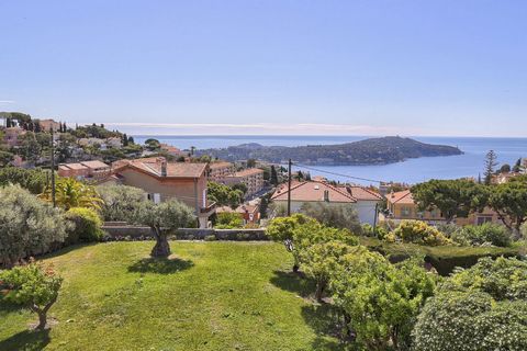 Mellan Nice och Villefranche-sur-Mer och med en magnifik havsutsikt över halvön Saint-Jean-Cap-Ferrat, presenterar sig denna villa byggd 1880 med raffinerade, ädla och originella detaljer. Under den senaste renoveringen var man noga med att behålla s...