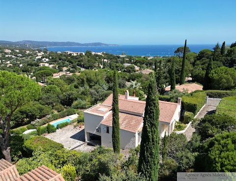 EXCLUSIVITE AGENCE AGNES MALECKI - Dans Secteur résidentiel de Cavalaire et proximité de la plage, villa d'habitation de 152m2 habitables environ construite en 1983 avec Piscine 8x4 au chlore édifiée sur très beau Terrain pour une contenance de 3375m...